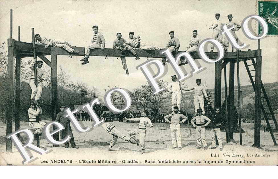 Ecole militaire  - grades - pose fantaisiste apres la lecon de gymnastique