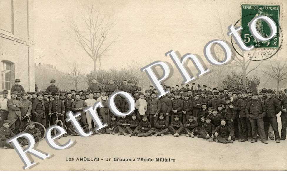 Un groupe a l'ecole militaire