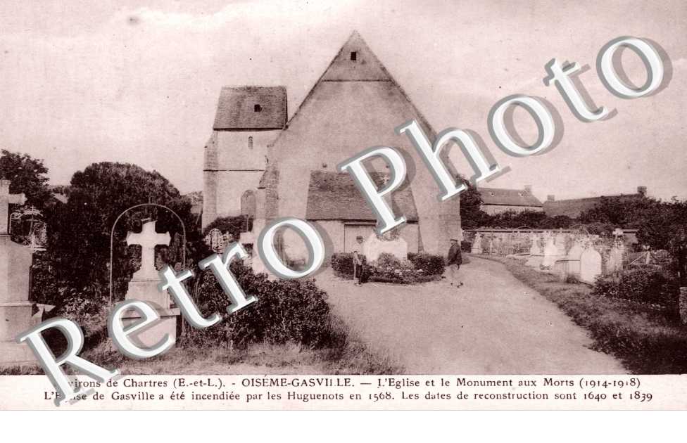 L&#039;eglise et le monument aux morts