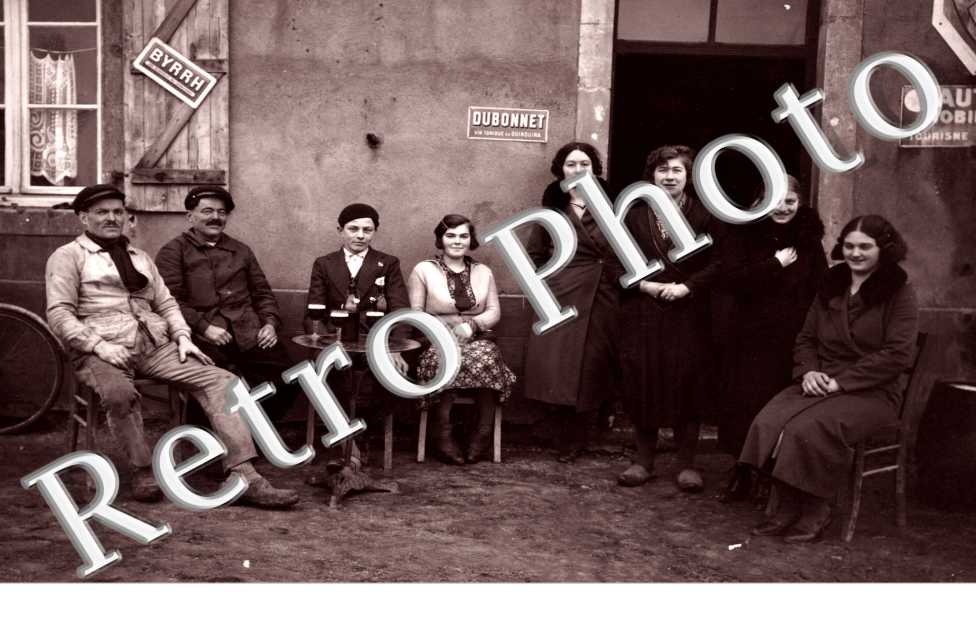 Hommes et Femmes devant un Café