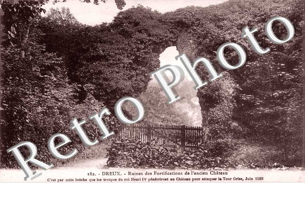 Ruines des fortifications et l&#039;ancien chateau