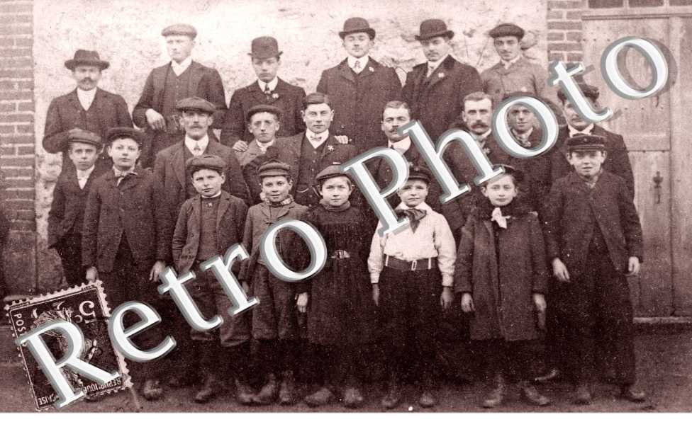(Groupe d'hommes et d'enfants)