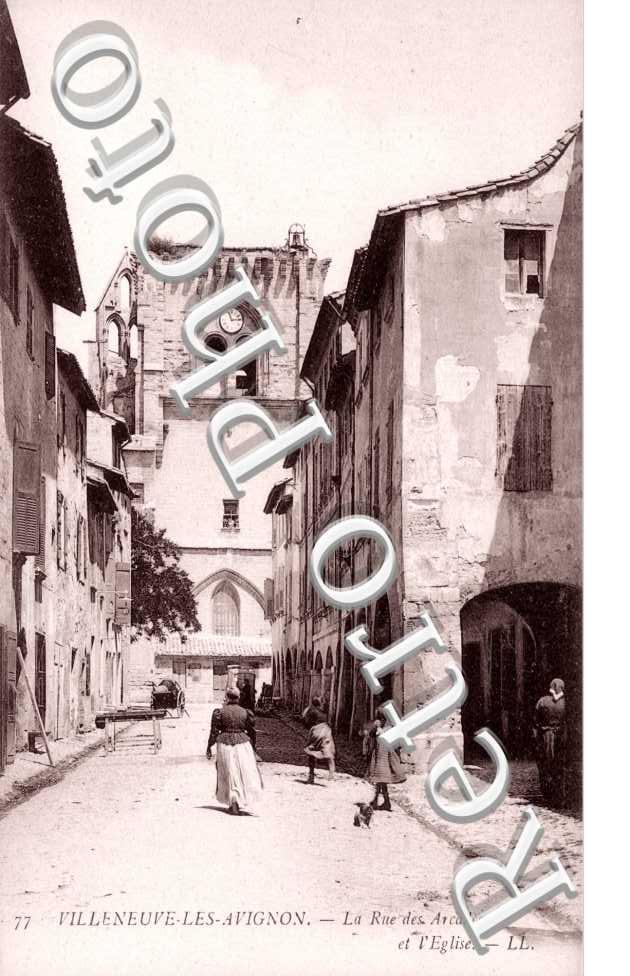 Rue des arcades et eglise