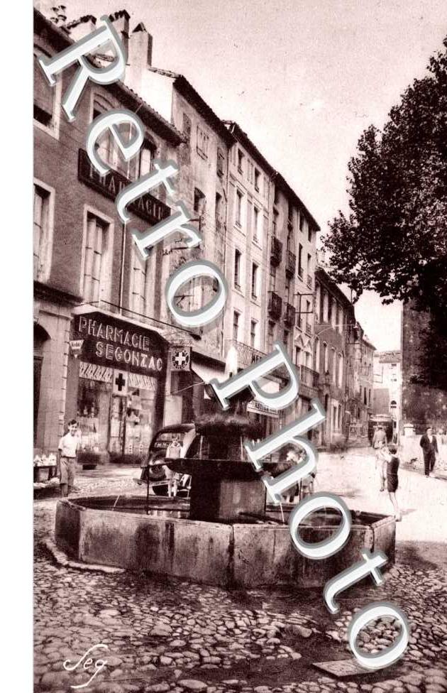 Place de Bonald - le "Griff" - vieille fontaine - Cevanole et la rue de l&#039;horloge