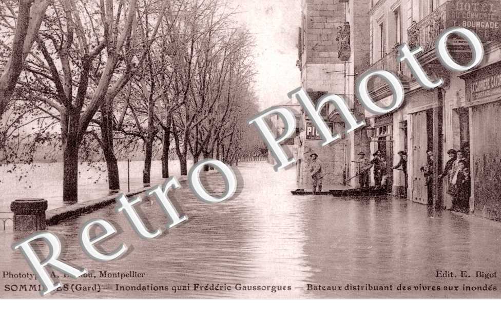 inondations quai frederic gaussorgues - bateaux distribuant des vivres aux inondes (INONDATION)