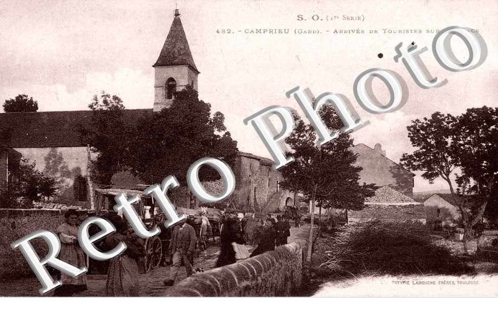 Arrivee de touristes sur la place   - Camprieu