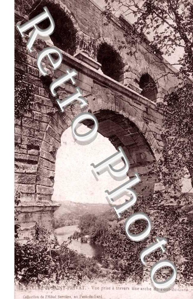 Vue prise a travers une arche du Pont-du-gard