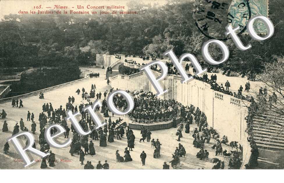 Un Concert Militaire dans les Jardins de la Fontaine un jour de semaine
