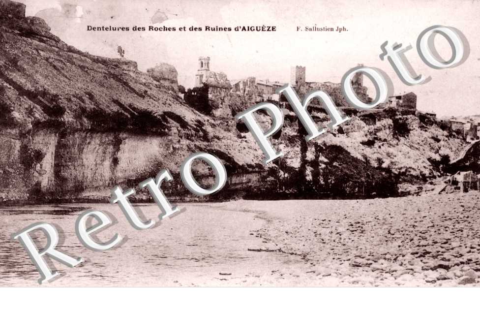 Dentelures des roches et des ruines d&#039;Aigueze