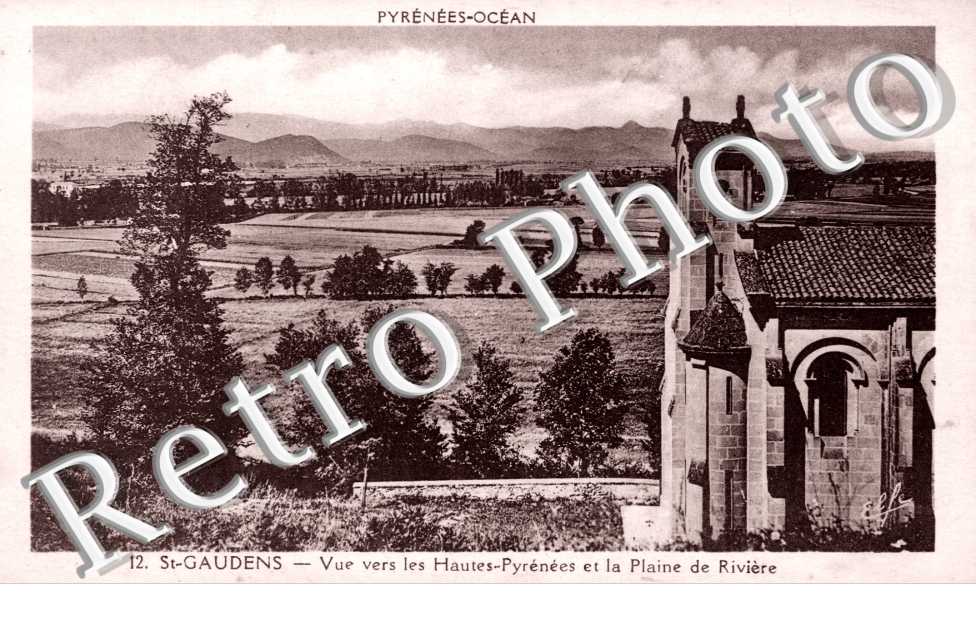 Vue vers les Hautes Pyreneees et la plaine de riviere