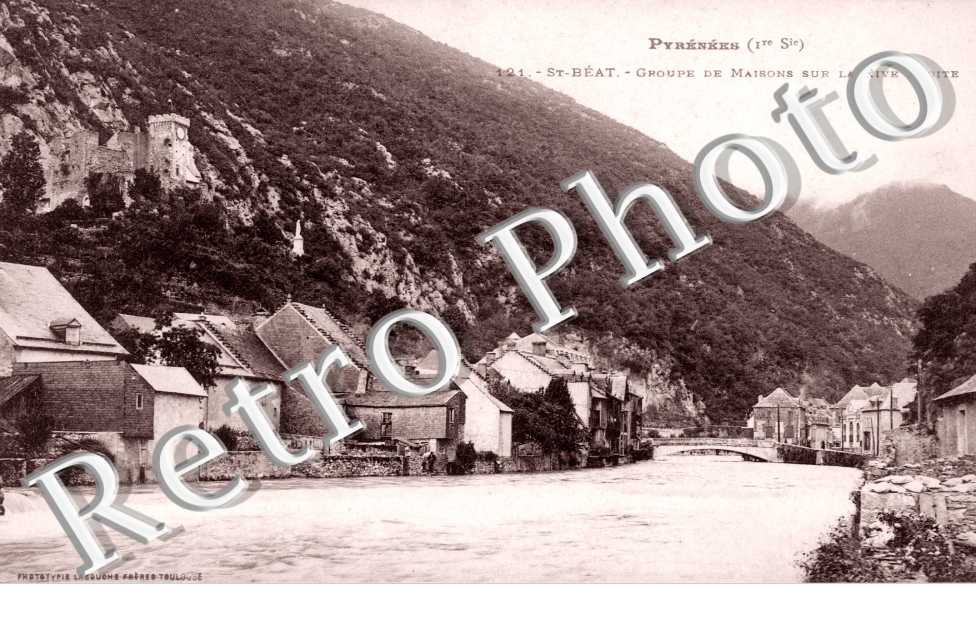 Groupe de maison sur la rive droite