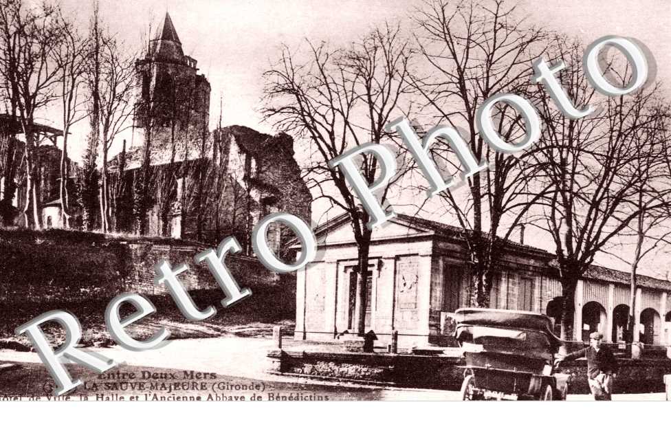 L&#039;hotel de ville, la halle et l&#039;ancienne abbaye de Benedictins