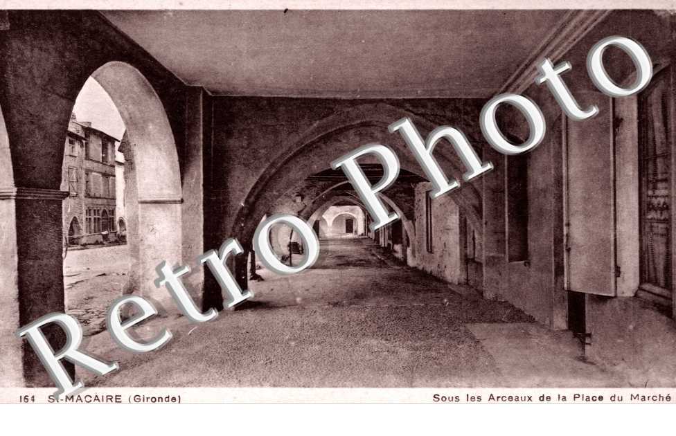 sous les arceaux de la place du marche