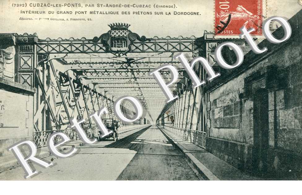 Interieur du Grand Pont Metallique des pietons sur la Dordogne