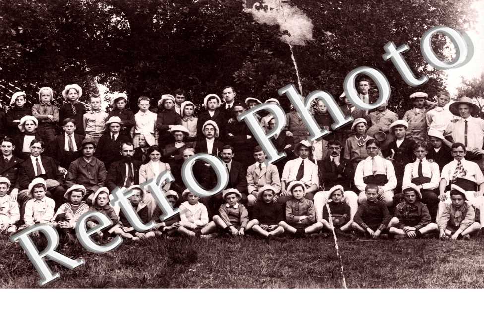 Photo d&#039;un groupe de d&#039;enfants et adultes