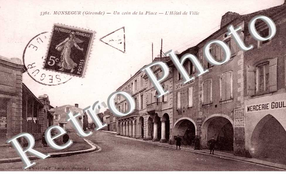 Un coin de la place - l&#039;hotel de ville