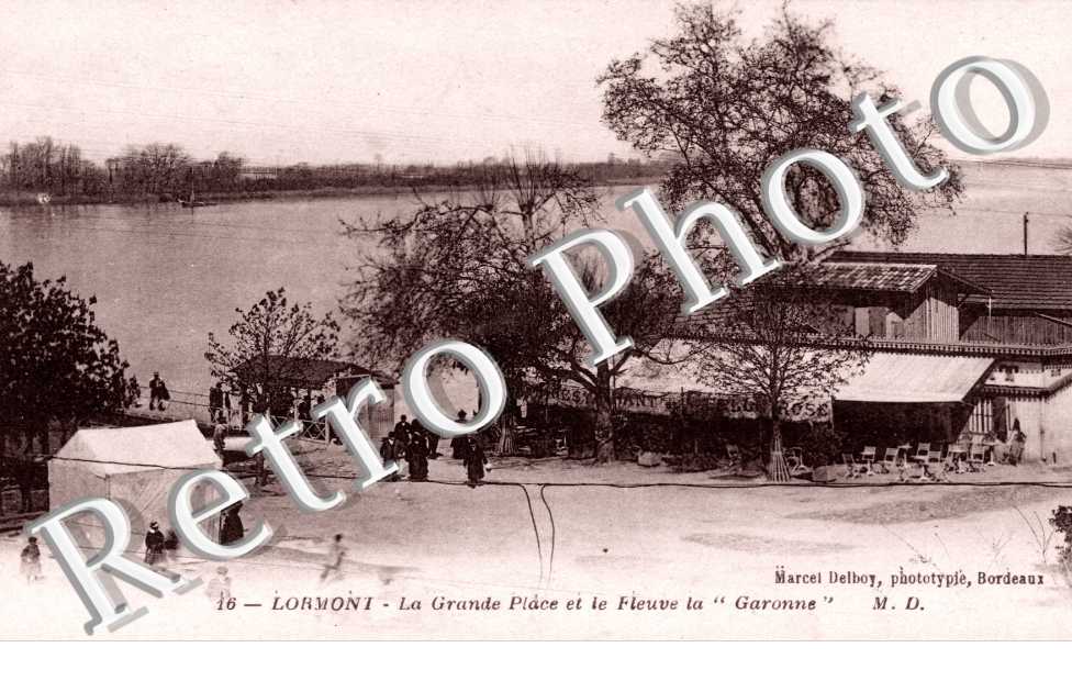 La Grande place et le Fleuve "La Garonne"
