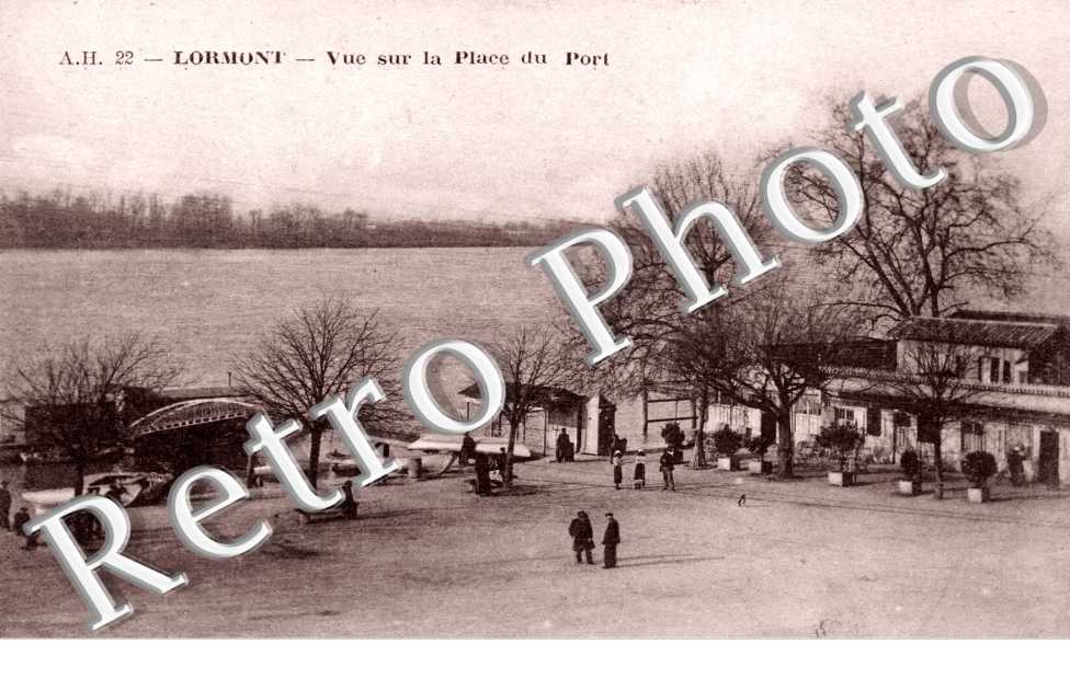 Vue sur la place du port