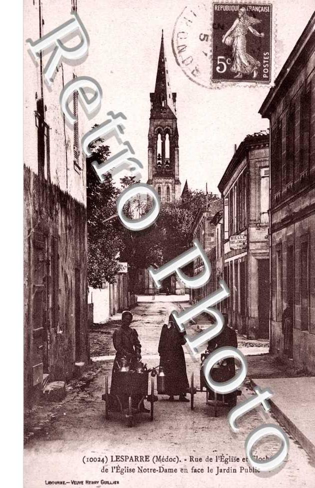 Rue de l&#039;eglise et clocher de l&#039;eglise N.-D