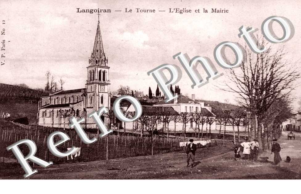 Le Tourne - L&#039;eglise et la mairie