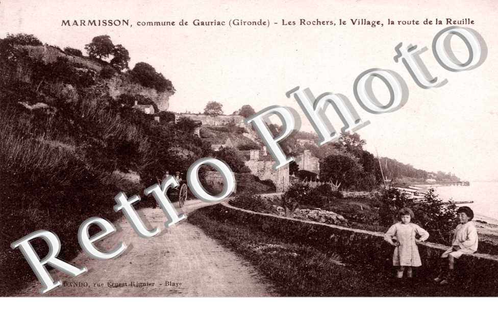 Les rochers, le village, la route de la Reuille
