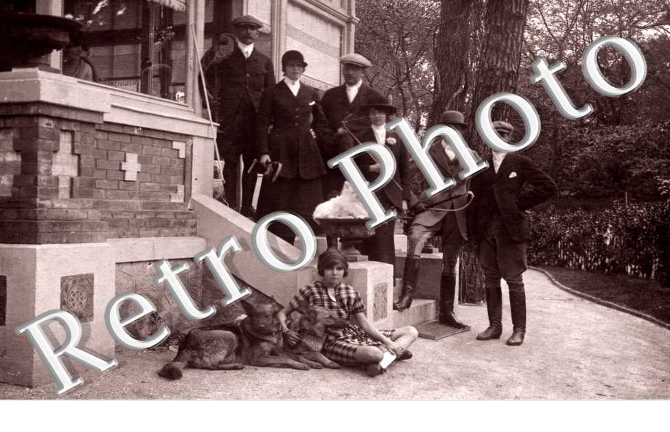 (groupe de personnes sur un escalier)