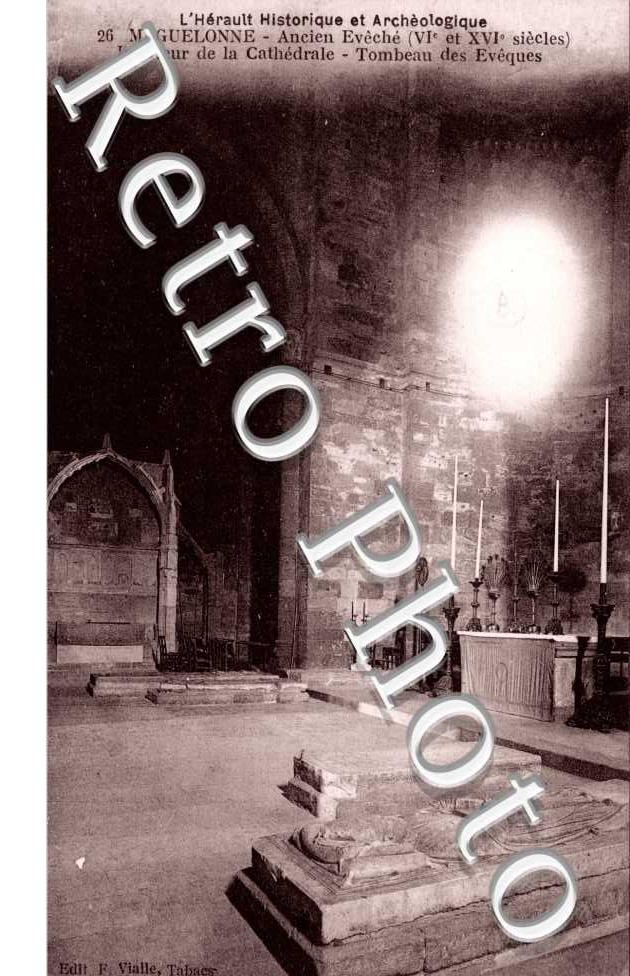 Interieur de la Cathedrale et Tombeau des Eveques