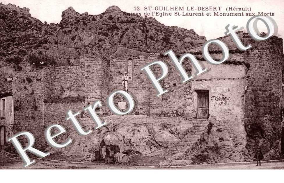 Ruines de l&#039;eglise St-Laurent et monument aux morts