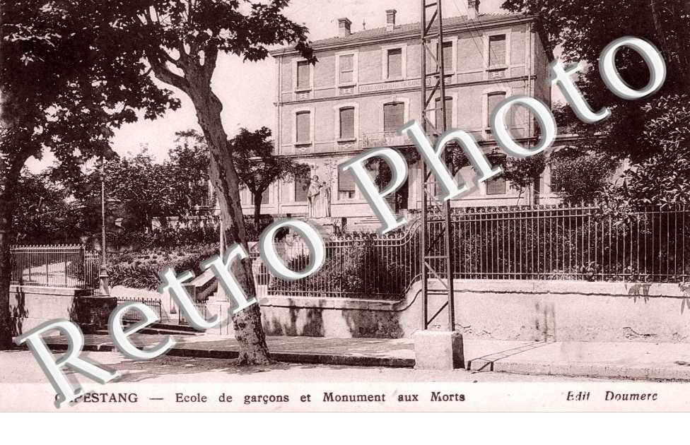 Ecole de garcons et monument aux morts