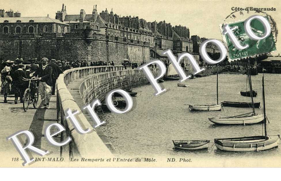 Les remparts et l'entree du Mole