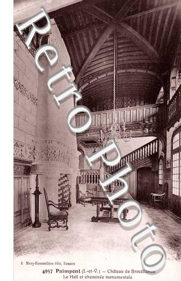 Chateau de Broceliande - Le Hall et Cheminee Monumentale