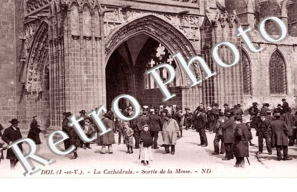 La Cathédrale - Sortie de la Messe