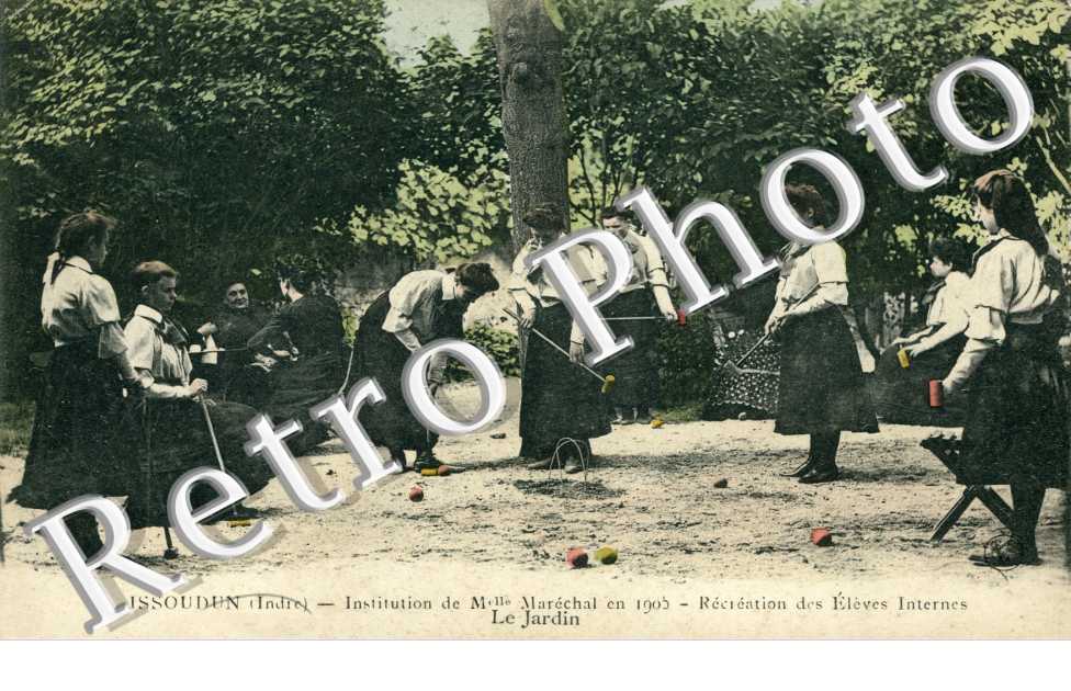 institution de Mlle Marechal en 1905 - recreation des eleves -le jardin ( croquet )