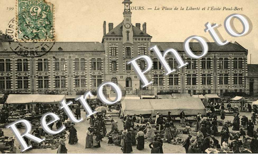 la place de la Liberte et l&#039;Ecole Paul Bert