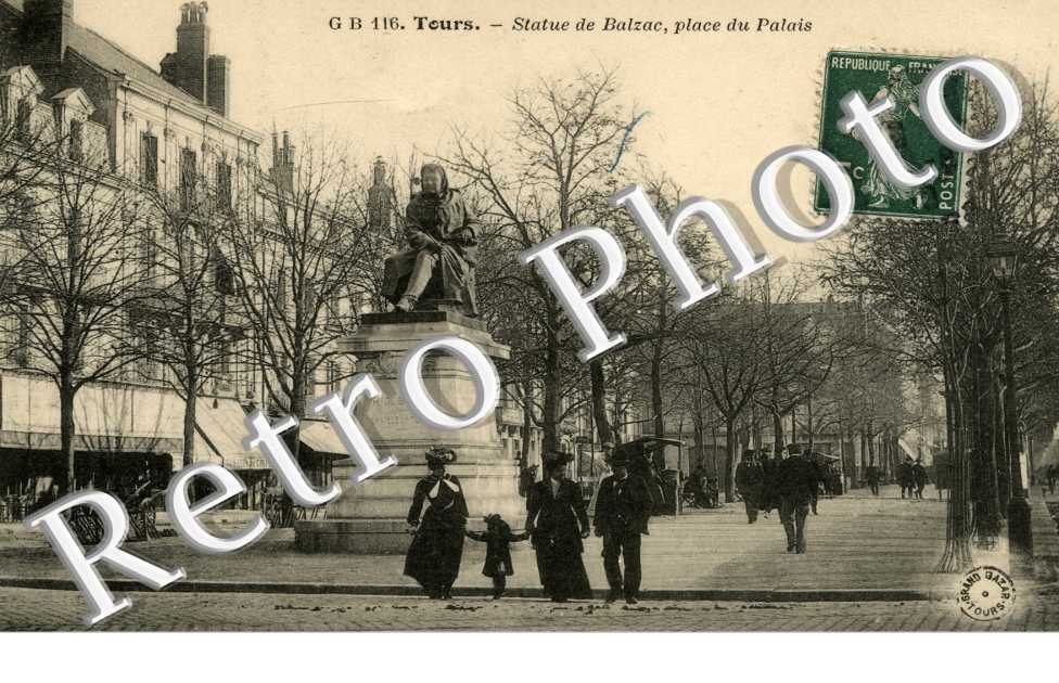 Statue de balzac place du palais