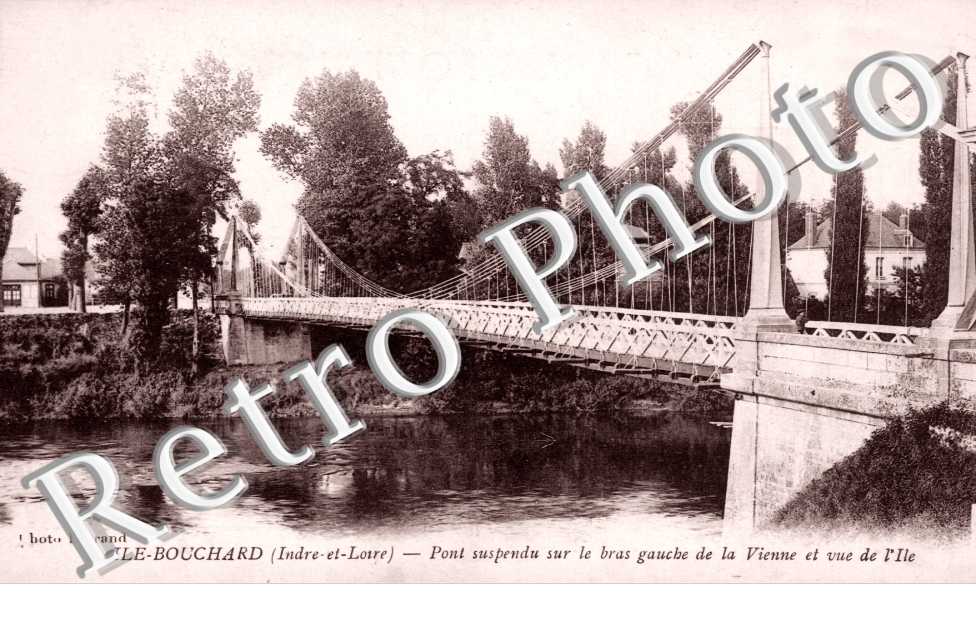 Pont suspendu sur le bras gauche de la Vienne