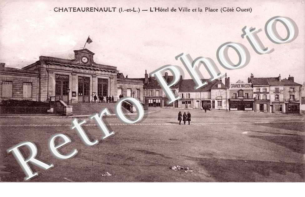 L'hotel de ville et la place (cote ouest)