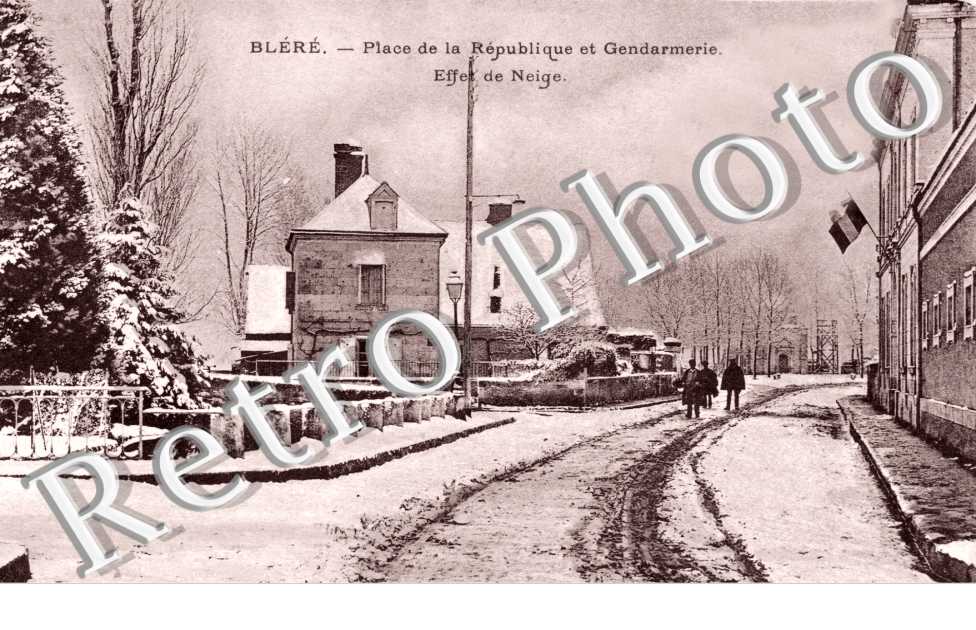 place de la republique et gendarmerie, effet de neige (couleur)