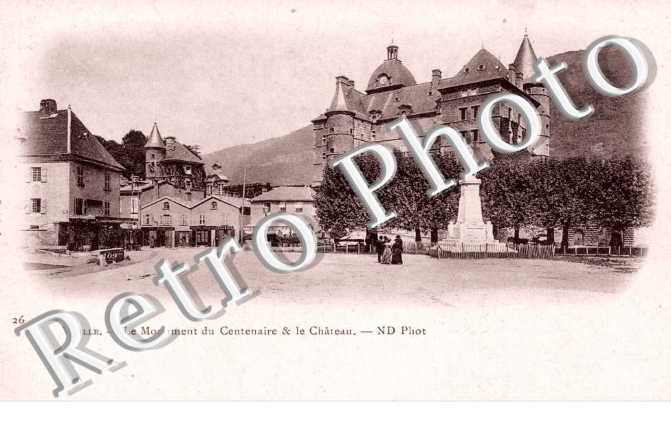 Le Monument du Centenaire et le Chateau