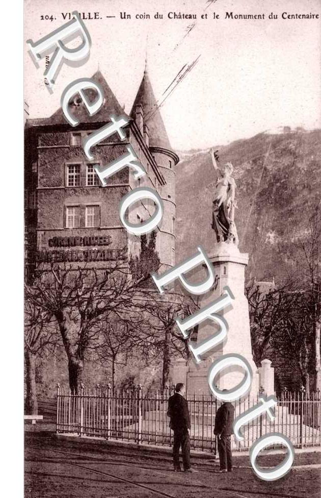 Un Coin du Chateau et le Monument du Centenaire