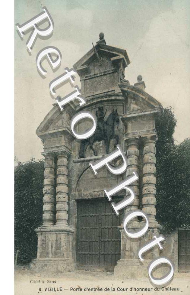 Porte d&#039;entree de la Cour d&#039;Honneur du Chateau