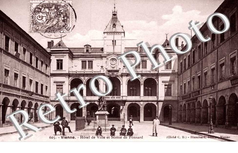 Hotel de Ville et Statue de Ponsard