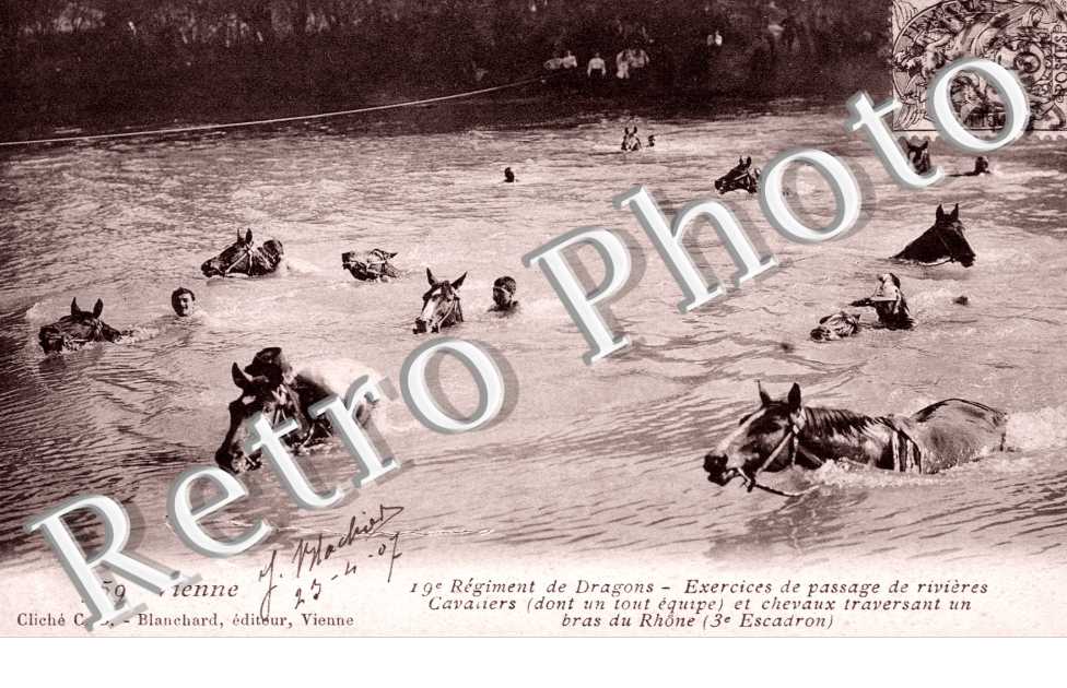 19eme Regiment de Dragons, Exercices de passage de riviere, Cavaliers et Chevaux traversant un bras du Rhone