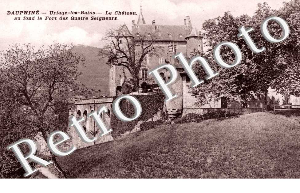 le Chateau - Au fond, le fort des Quatre Seigneurs