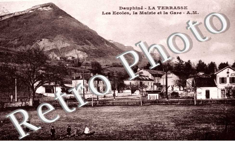 Les ecoles, la mairie et la gare
