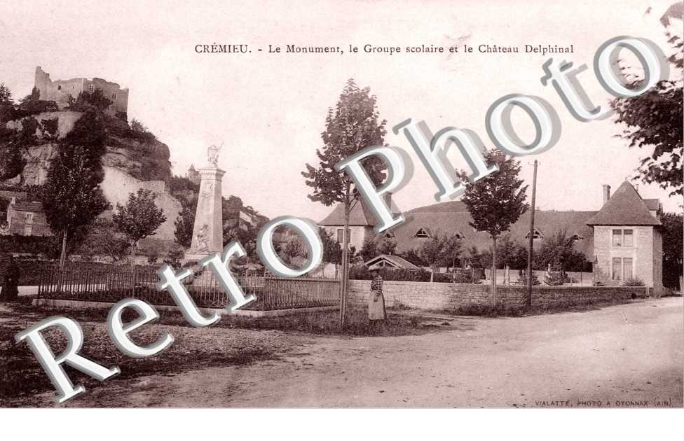 le monument , le groupe scolaire et le chateau Delphinal