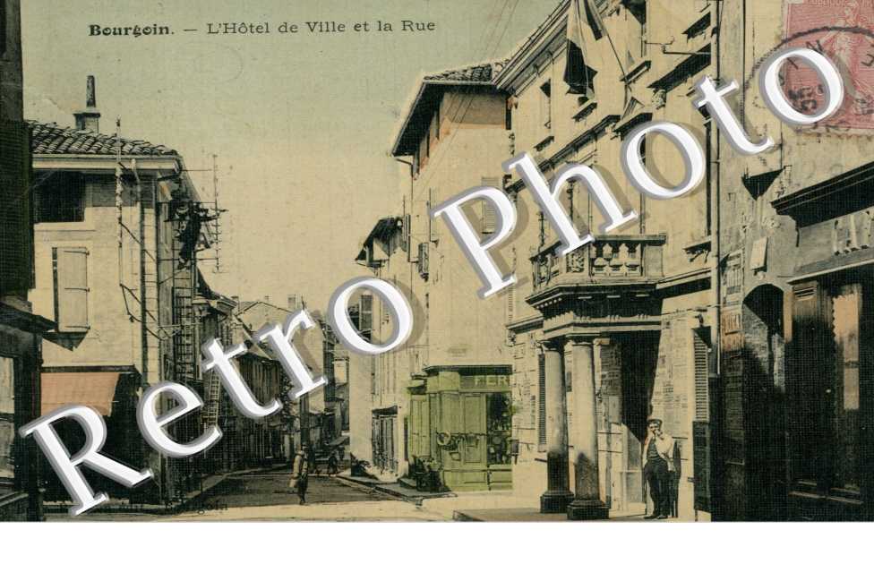 Hotel de Ville et la Rue