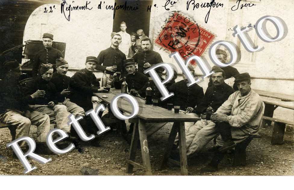 (des soldats posant pour la photo)