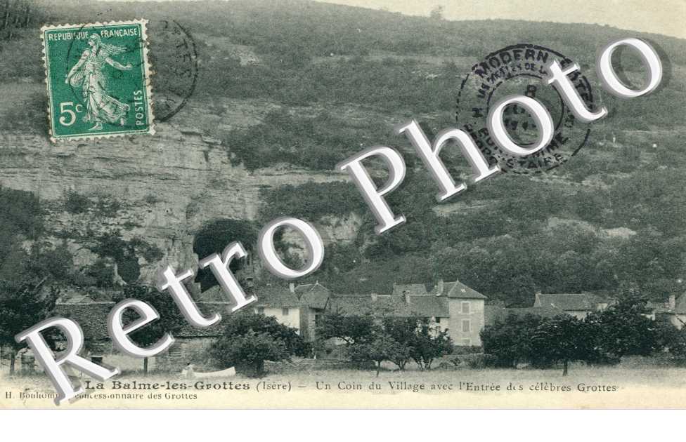 Un Coin du Village et Entree des Grottes
