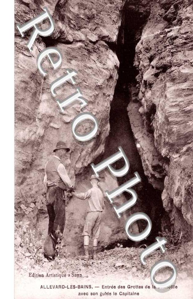 entree des grottes de la Jeanottle avec son guide le "Capitaine"
